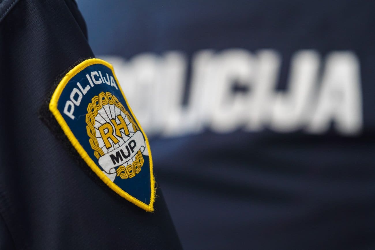 Bijes za volanom eskalirao u Brodskoj ulici: prijetio palicom pa autom udarao drugi auto