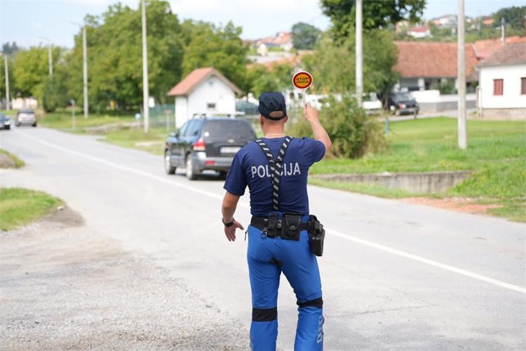 Vozači na udaru policije: Kontroliraju pojaseve, mobitele, mopede i motocikle