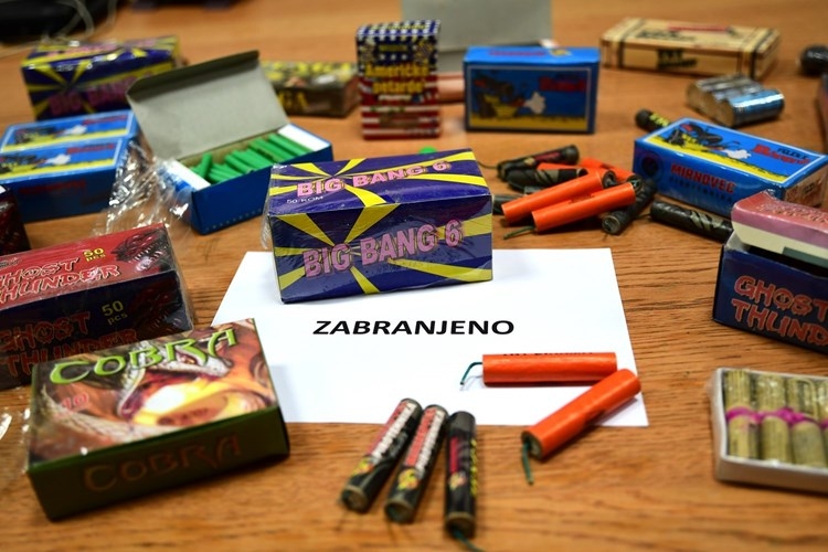 Pirotehnika eksplodirala u ruci dječaka, slijedi istraga