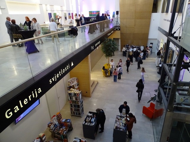 Gradska knjižnica Požega oživjela Noć knjige: stotine posjetitelja ispunile programe do kasno u noć