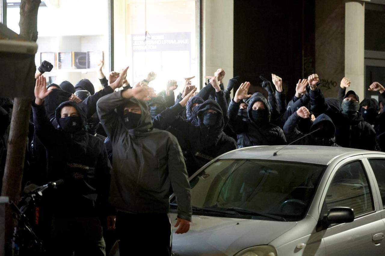 Maskirani Bad Blue Boysi pojavili se pred Srpskim kulturnim centrom uoči otvorenja izložbe