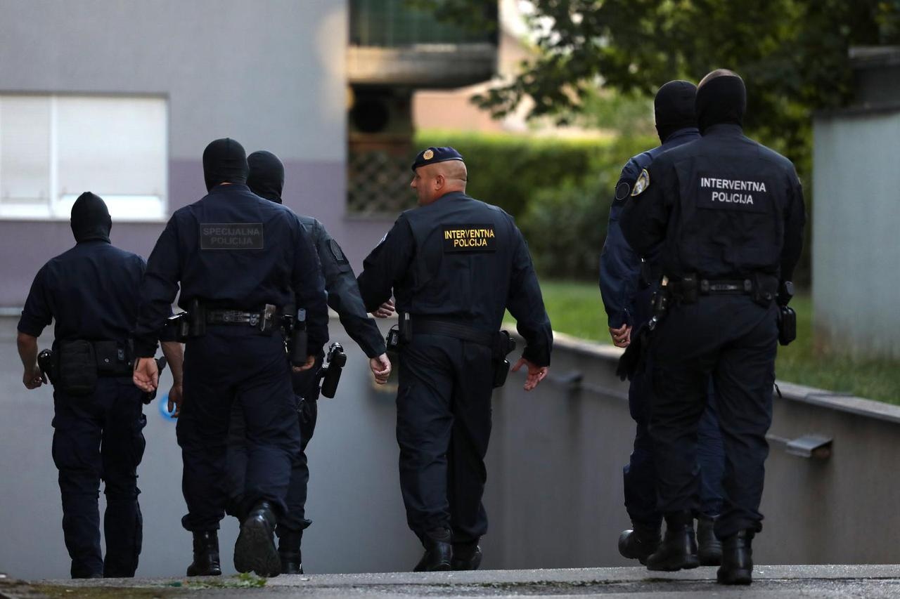 Razbojništvo nožem u Vinkovcima, a unutar policije otkriveno lažiranje goriva