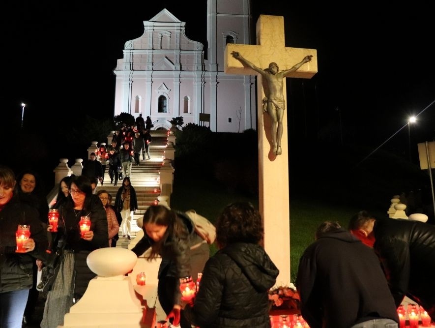 FOTOGALERIJA: Pakrac zapalio lampione u čast žrtvama Domovinskog rata