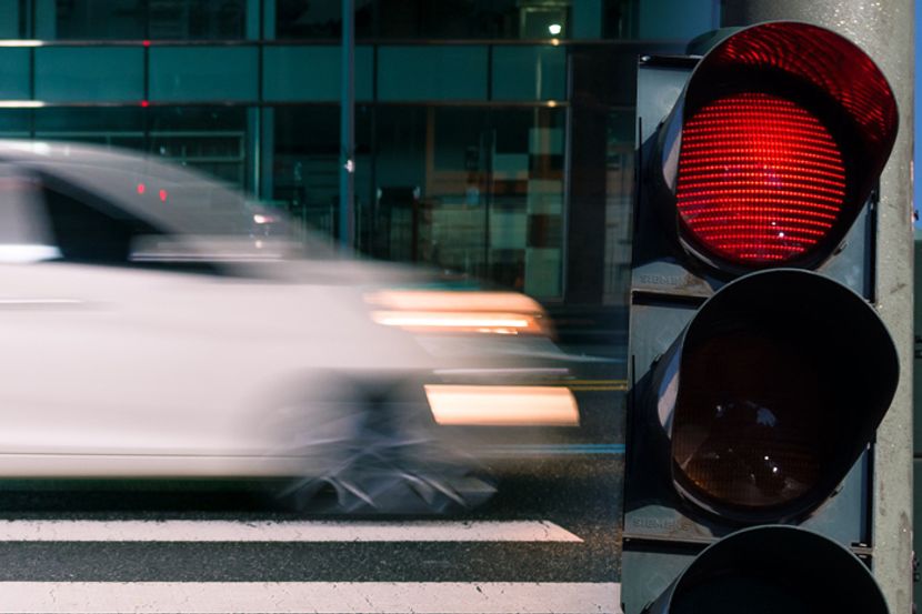 Vozači kažnjeni zbog prolaska kroz crveno, vožnje pod zabranom i alkohola