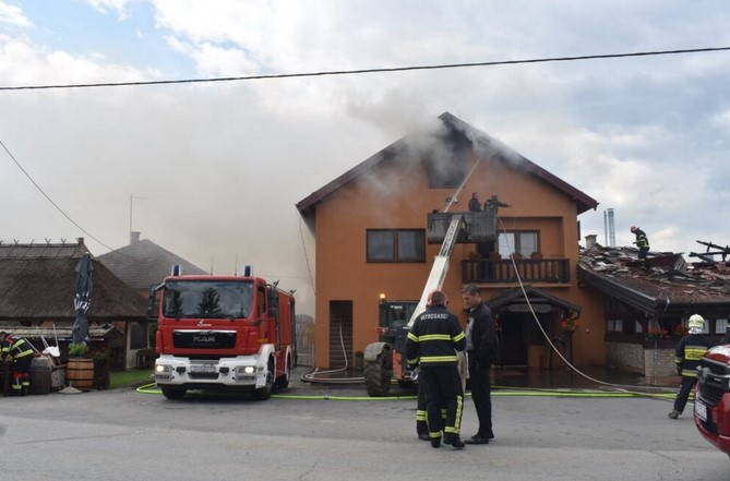 Požar u poznatom restoranu Citadela: Izgorjeli krov i krovište, šteta velika