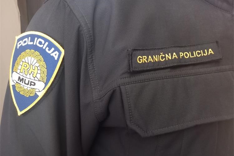 Na granici zaplijenjeni plinski pištolj, palica i nož: dvojica stranih državljana novčano kažnjena