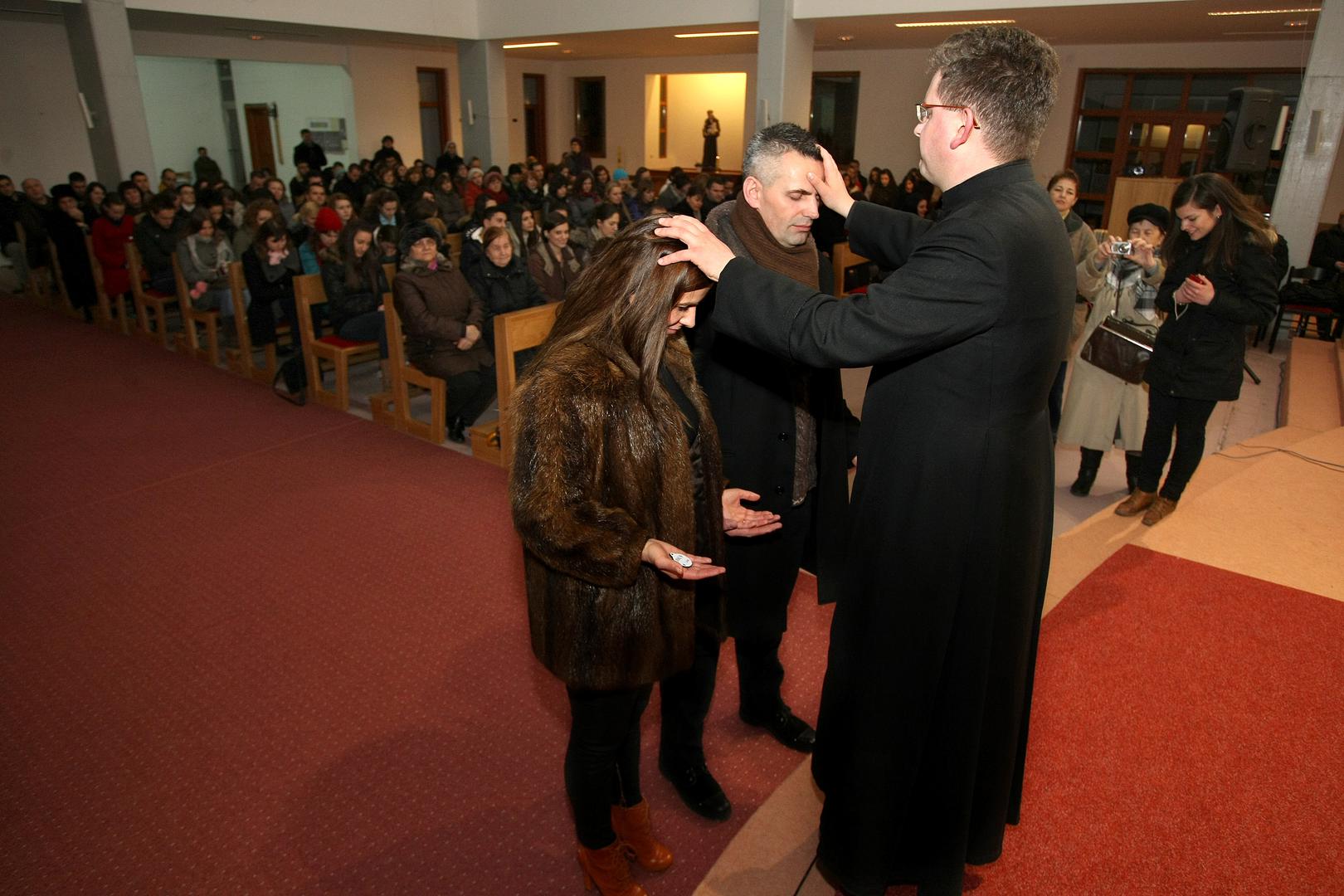 U 46. godini dobila sina: priča poznate pjevačice koja je dirnula mnoge