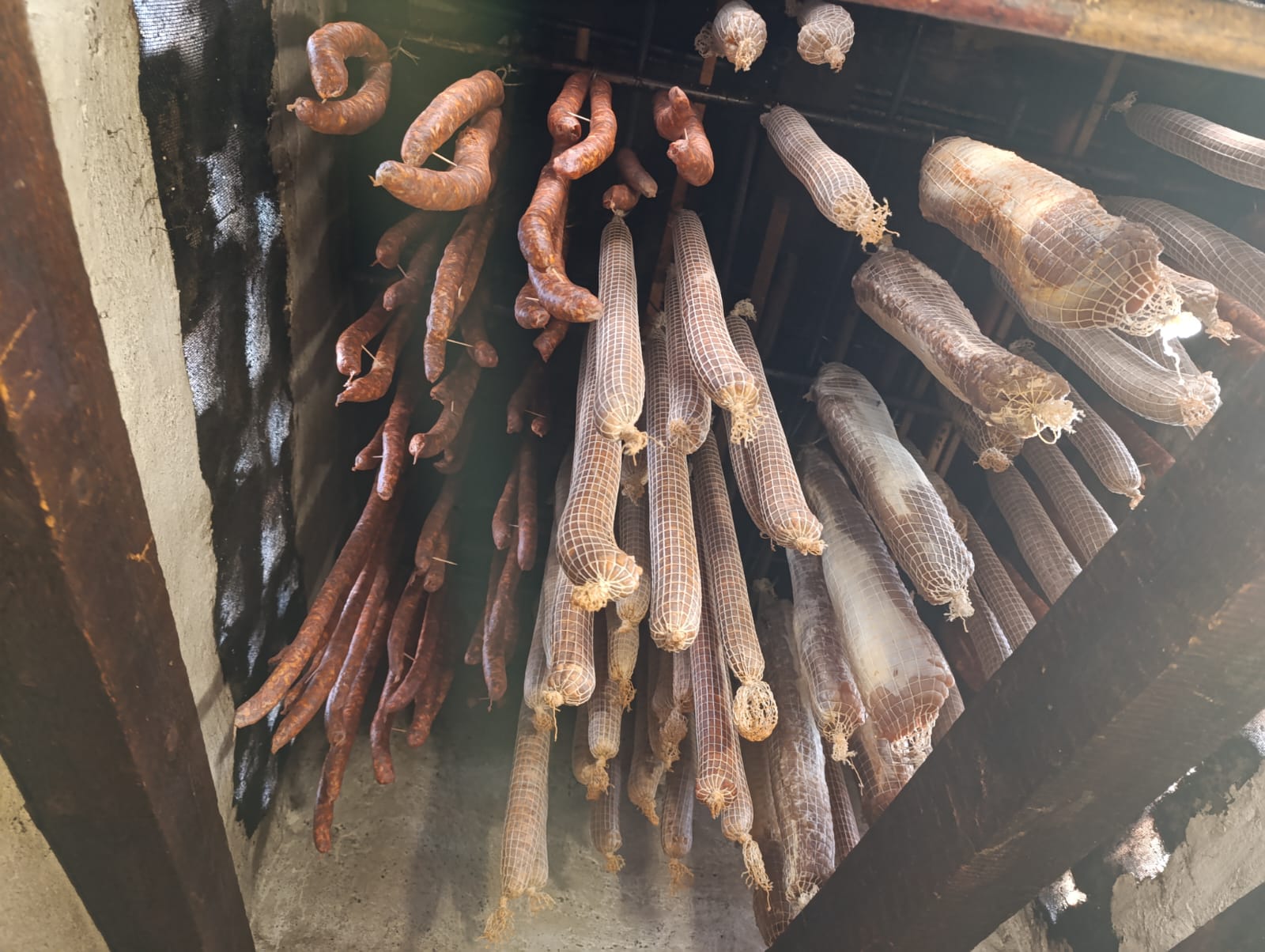 Kobasice, bušilica i alat: pušnica kao „shopping centar“