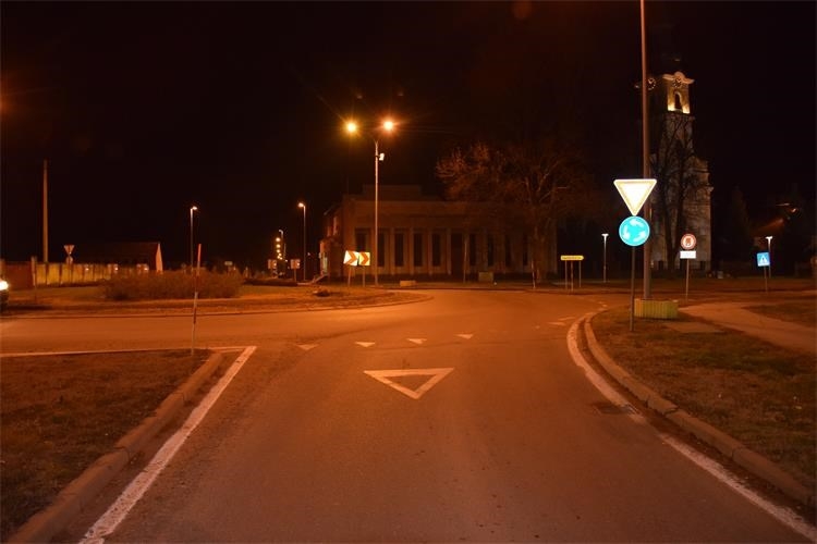 Bez vozačke, dobrano pijan, zabio se u banderu