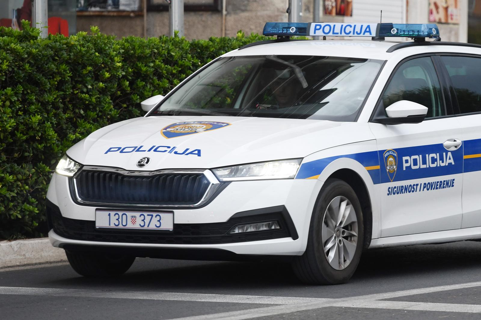 Oružje pronađeno kod trojice muškaraca: Oduzeti pištolj, streljivo i zabranjeni noževi