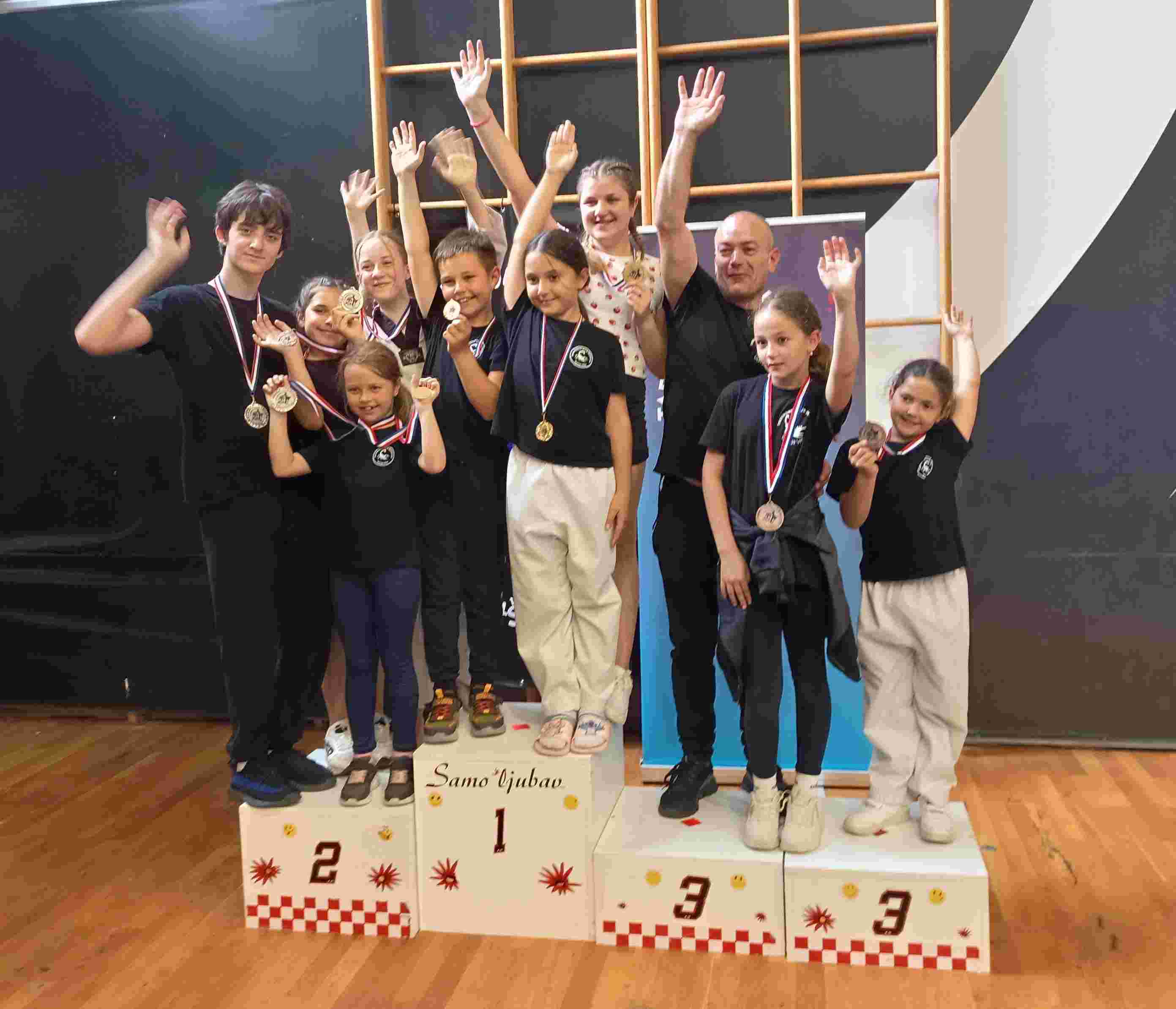 Deset medalja i ekipni pehar: Mladi borci iz Gornje Vrbe zablistali u Našicama