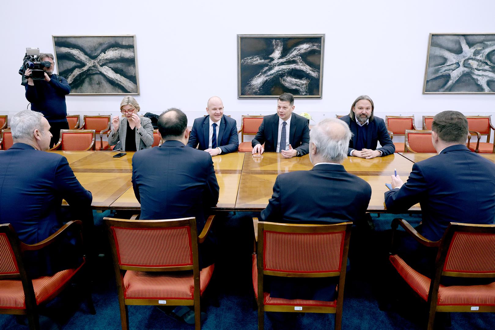 Zašto oporbi odgovara model 5+5 i što to znači za funkcioniranje države
