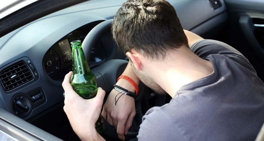 S 4,58 promila mislio da je na autoputu, a završio na prometnom znaku!