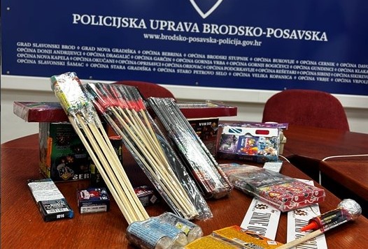 Austrijcu na granici oduzeto više od 300 komada pirotehnike