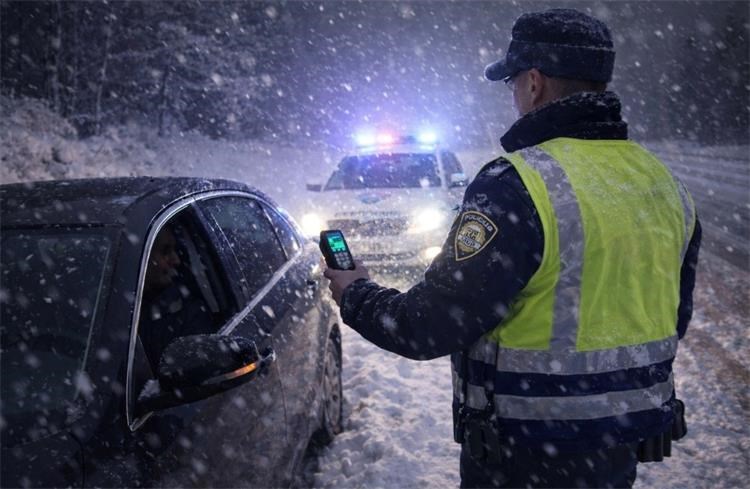 Pod drogama i pod zabranom: dva uhićenja u noćnoj kontroli