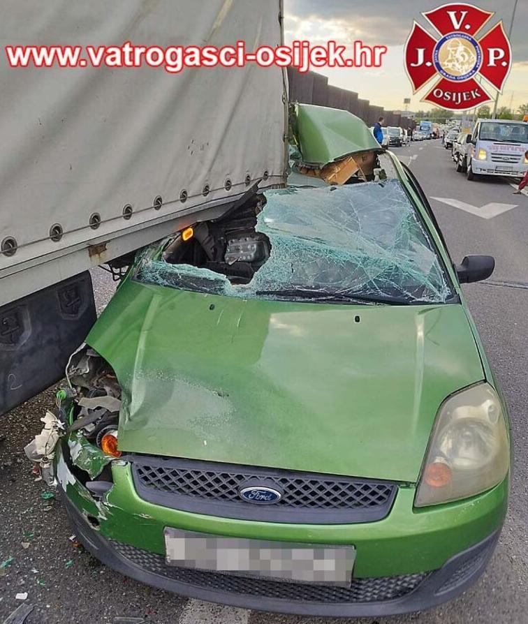 FOTO: Teška nesreća na južnoj obilaznici Osijeka: automobil se zabio u kamion, dvoje završilo u bolnici