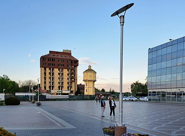 Klik, laž i izbori: Trijumf šoua nad stvarnošću