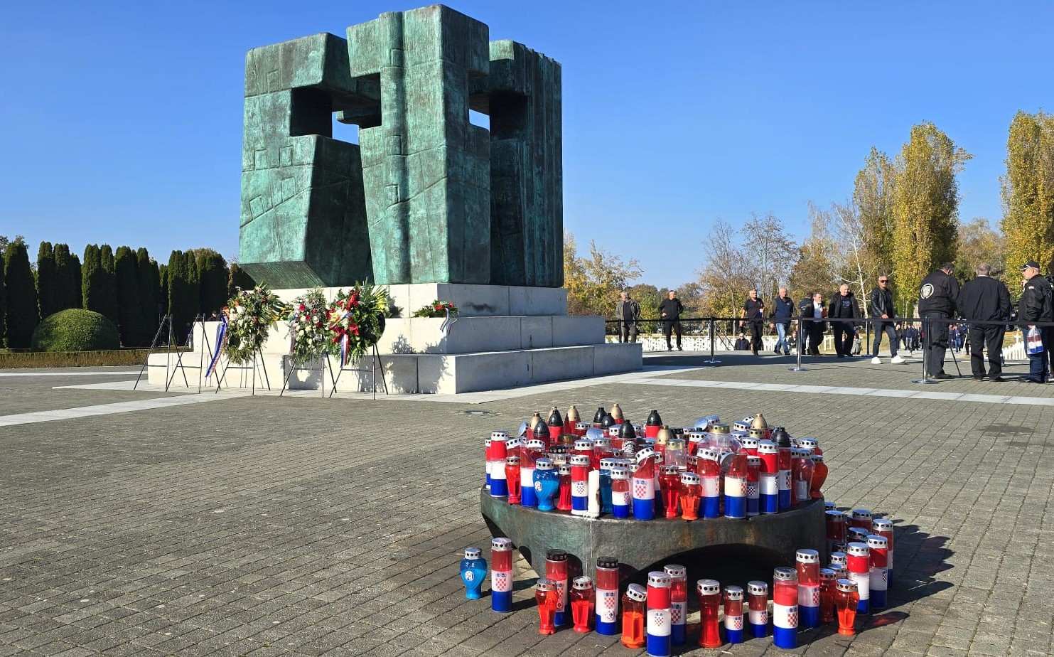 POLITIKA I SJEĆANJE: Sveti studeni i profesionalci za nemir