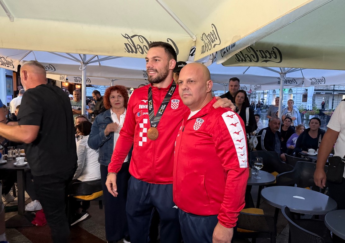 Lijep doček Gabrijela Veočića sinoć u Slavonskom Brodu!