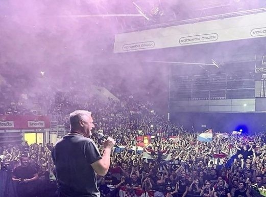 Thompson u Osijeku zaustavio koncert zbog zapaljene baklje