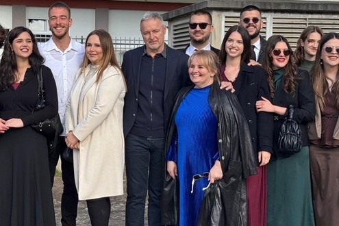 Thompson s mladim Splićankama i Splićanima zapjevao pod prozorima bolnice i uljepšao Božić pacijentima