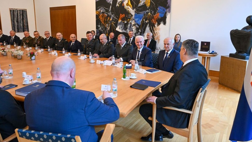 Predsjedniku Milanoviću uručena Monografija 5. gardijske brigade „Sokolovi“