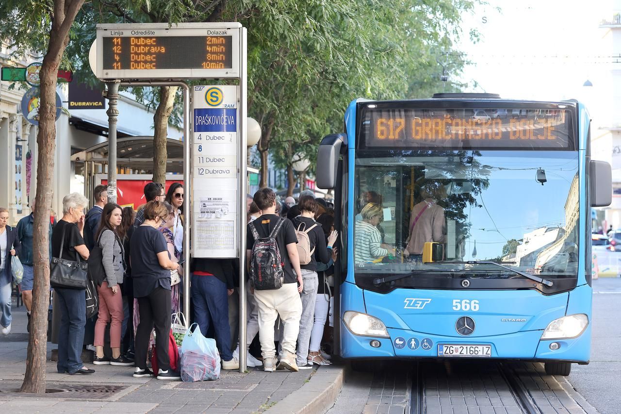 U maskirnoj uniformi i s puškom u ruci ušao u ZET-ov autobus:ljudi bježali