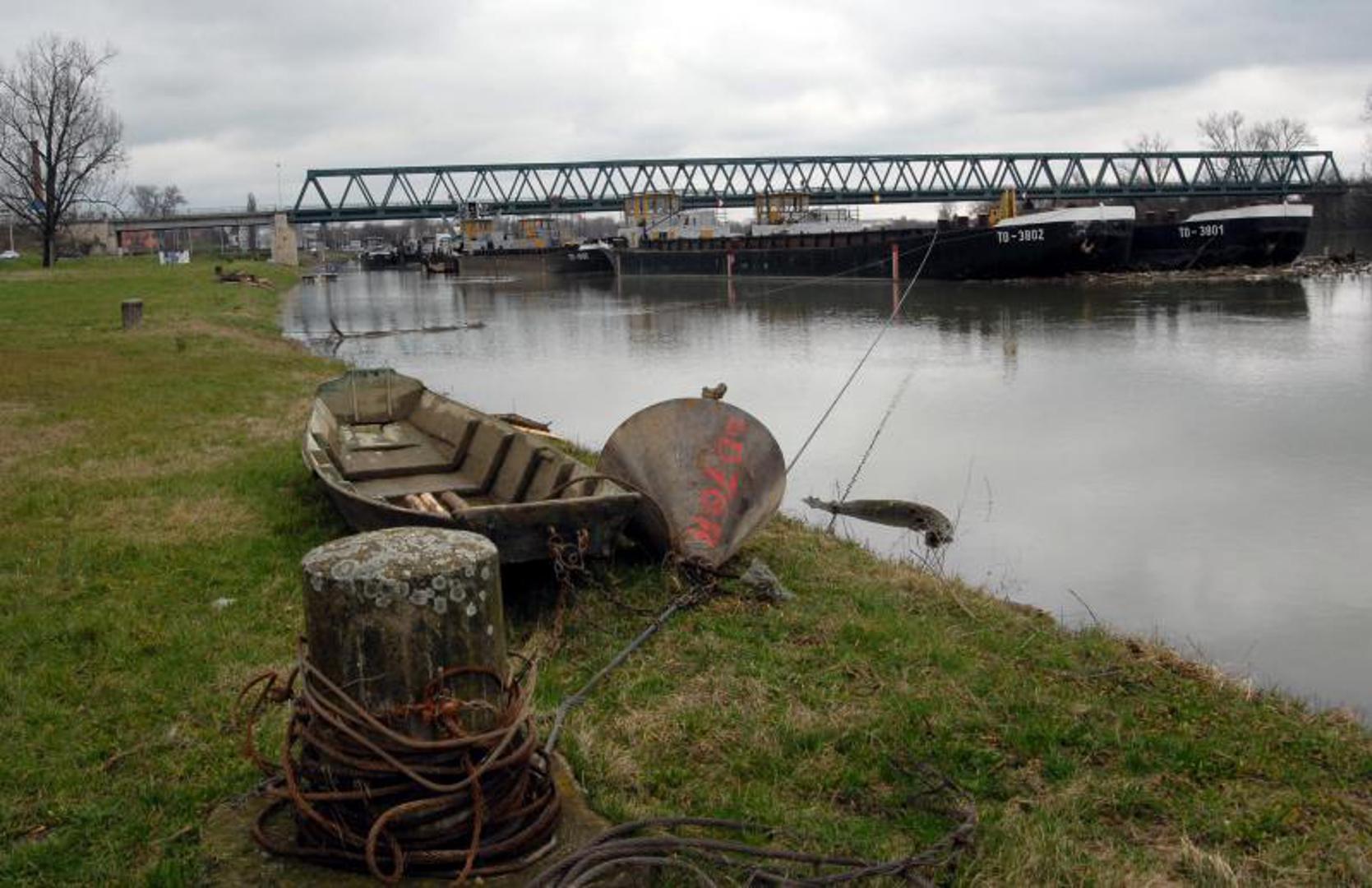 Prevrnuo se čamac kod Slavonskog Broda: 13 osoba izvučeno iz ledene rijeke, jedna bez znakova života